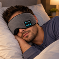 Hombre descansando con máscara para dormir con música y conexión Bluetooth