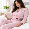 Mujer leyendo con masajeador menstrual rosado